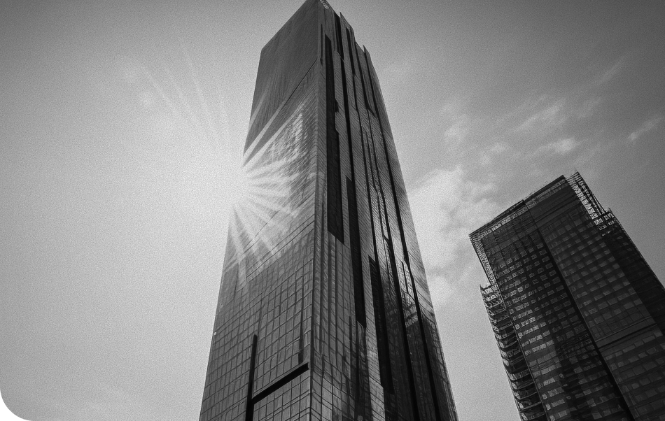 Torre corporativa espelhada com sol refletido
